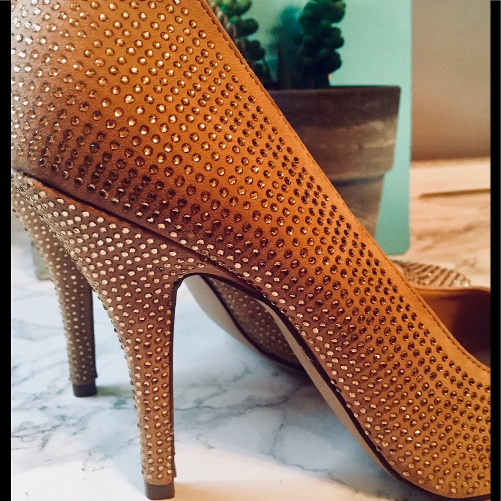 Sparkly Nude Leather Pump. Fits like a SZ 8